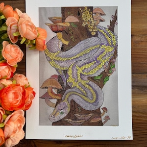 Puede incluir: Una pintura de acuarela de una serpiente envuelta alrededor de un tronco de árbol con hongos creciendo en el árbol y alrededor de la serpiente. La serpiente es morada y amarilla con un ojo verde. La pintura está firmada "cucubella-14" y "ghostbeam".