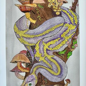 Peut inclure: Une peinture à l'aquarelle d'un serpent jaune et violet enroulé autour d'un tronc d'arbre. Le serpent est entouré de champignons bruns et orange.