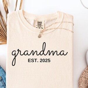 Grandma Shirt, Grandma EST. 2025 Comfort Colors®  Shirt, Grandma Birthday Gift, Mother&#39;s Day Shirt, Gift from Grandkids, Personalized Gift
