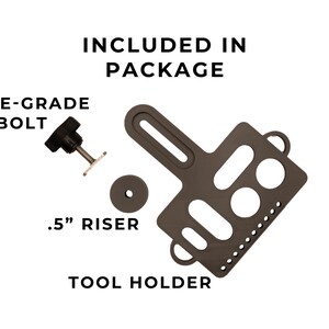 Puede incluir: Un soporte de herramientas gris oscuro con m&uacute;ltiples ranuras y orificios, un elevador circular de 1,27 cm y un perno en T de grado marino. El texto INCLUDED IN PACKAGE, MARINE-GRADE T-BOLT, .5" RISER y TOOL HOLDER identifica los componentes.