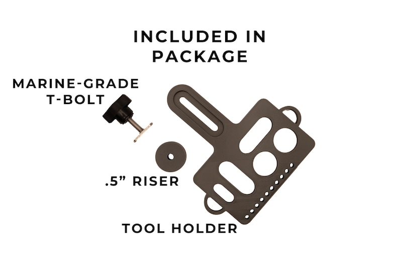 Puede incluir: Un soporte de herramientas gris oscuro con m&uacute;ltiples ranuras y orificios, un elevador circular de 1,27 cm y un perno en T de grado marino. El texto INCLUDED IN PACKAGE, MARINE-GRADE T-BOLT, .5" RISER y TOOL HOLDER identifica los componentes.