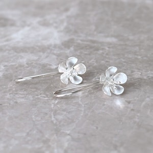 Flower Earrings, Silver Earrings, Floral Earrings, Drop Earring, Dangly Earrings, Flower Jewellery, 925 Silver, Valentine’s Day Gift for her