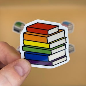 Autocollant en vinyle avec drapeau arc-en-ciel de la fierté, pile de livres - autocollant fierté subtile, autocollant queer, fierté LGBTQIA + subtile
