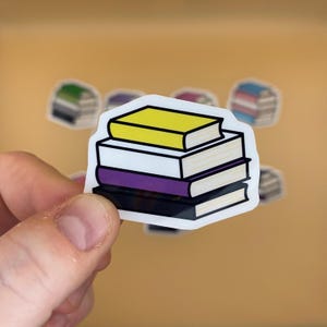 Autocollant non binaire en vinyle avec pile de livres - Autocollant fierté subtile, autocollant queer, fierté LGBTQIA + subtile