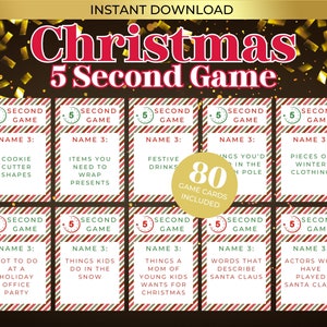 Puede incluir: Un juego de 80 cartas de juego con temática navideña para un juego de 5 segundos. Las cartas son de rayas rojas y blancas con texto verde. Las cartas tienen una variedad de indicaciones con temática navideña, como "Cosas que los niños hacen en la nieve" y "Palabras que describen a Papá Noel".