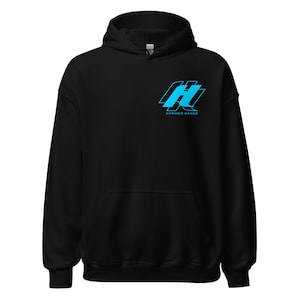 Op de afbeelding: Zwart hoodie met een blauwe grafische afbeelding van de letters "H" en "D" met de tekst "HYPHEN DANCE" eronder.
