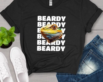 Op de afbeelding: Zwart T-shirt met een witte afbeelding van een baardagame en de tekst "BEARDY BEARDY BEARDY BEARDY".