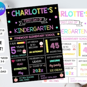 Może przedstawiać: Czarna tablica w stylu szkolnej tablicy z różowym, żółtym i niebieskim wzorem. Na tablicy widnieje napis "Charlotte's First Day of Kindergarten" i zawiera takie informacje jak wiek, wzrost, ulubione rzeczy i imię nauczyciela.