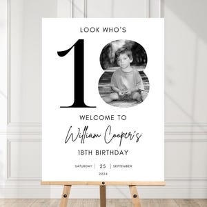 Cartello di benvenuto per il 18° compleanno, cartello di benvenuto "Guarda chi compie 18 anni", cartello di benvenuto moderno per il 18° compleanno, poster per il 18° compleanno con foto, poster di benvenuto per il compleanno, benvenuto per il 18° compleanno JE465