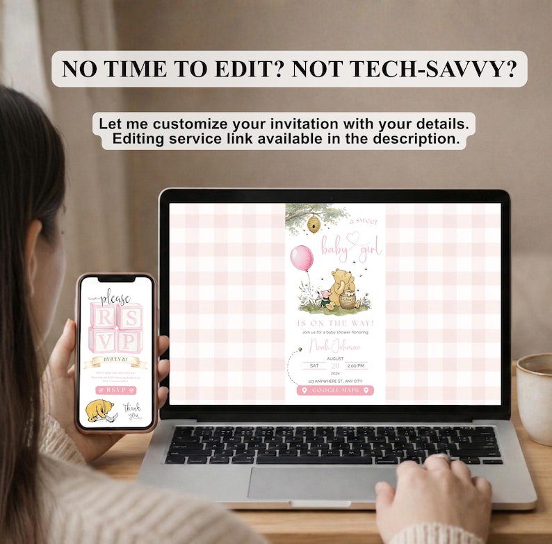 Pu&ograve; includere: Un laptop e uno smartphone che mostrano modelli di inviti per baby shower. Lo schermo del laptop mostra uno sfondo a quadretti rosa e bianco con un'illustrazione di Winnie the Pooh. Il telefono mostra un design RSVP. Il testo dice "baby girl" e "IS ON THE WAY!"