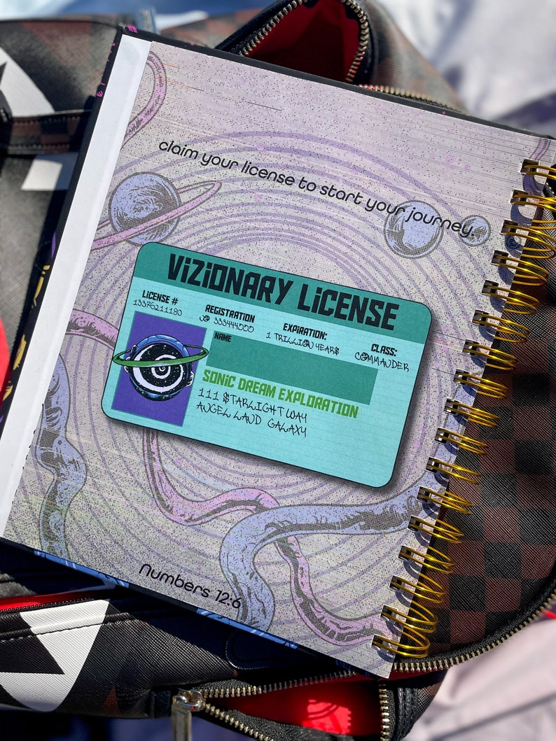 Pode incluir: Um caderno espiralado com espiral dourada. As p&aacute;ginas abertas exibem um cart&atilde;o "VIZIONARY LICENSE" com texto e gr&aacute;ficos, incluindo "SONIC DREAM EXPLORATION". O fundo apresenta um design espacial com planetas e linhas onduladas. O texto "claim your license to start your journey" tamb&eacute;m &eacute; vis&iacute;vel.