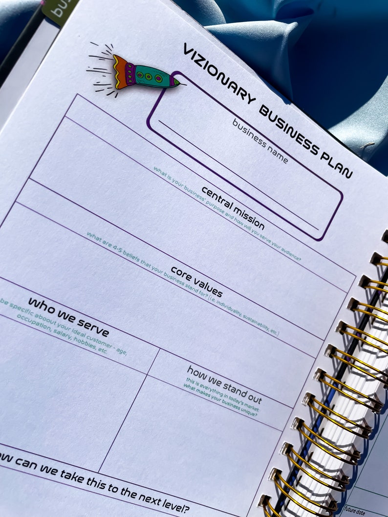 Pode incluir: Um caderno espiralado com um layout de plano de neg&oacute;cios. A capa diz "VIZIONARY BUSINESS PLAN" com se&ccedil;&otilde;es para "business name", "central mission", "core values", "who we serve" e "how we stand out". Um adesivo de foguete colorido est&aacute; no canto superior esquerdo.