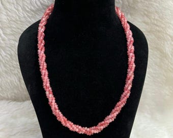 Collar de cuentas retorcidas de color rosa hecho a mano, elegante joyería llamativa para mujer, collar de cuerda con cuentas de cristal rosa, regalo para ella.
