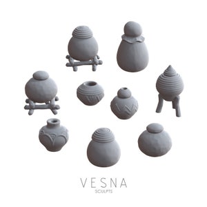 Pode incluir: Uma coleção de nove peças de cerâmica cinza, incluindo uma variedade de formas e tamanhos. Algumas das peças têm uma superfície texturizada e outras uma superfície lisa. As peças estão dispostas em círculo sobre um fundo branco. O texto "VESNA SCULPTS" está impresso abaixo do círculo de peças de cerâmica.
