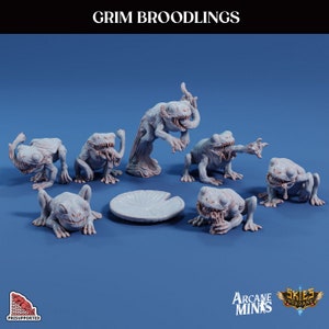 Pode incluir: Um conjunto de 7 figuras de sapos em miniatura pintadas de branco, algumas com a boca aberta e a língua de fora, sobre um fundo azul. As figuras estão dispostas em torno de uma pequena base circular branca. O texto "Grim Broodlings" está na parte superior da imagem.