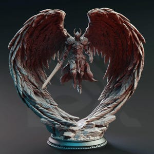 Könnte beinhalten: Detaillierte Figur eines geflügelten Kriegers, der ein Schwert hält. Die Figur ist mit Rüstung bekleidet und steht mit weit ausgebreiteten Flügeln. Die Flügel sind eine Mischung aus Braun und Weiß, und die Basis ist dunkelgrau.