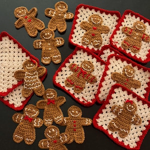 Puede incluir: Colección de hombres de jengibre de ganchillo hechos a mano y posavasos a juego. Los hombres de jengibre son marrones con detalles de glaseado blanco y acentos de corazón rojo. Los posavasos tienen un centro blanco con un borde rojo.