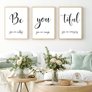 Könnte beinhalten: Drei weiße gerahmte Drucke mit schwarzem Kalligraphietext. Der erste Druck sagt "Be you are worthy". Der zweite Druck sagt "you you are enough". Der dritte Druck sagt "tiful you are amazing".