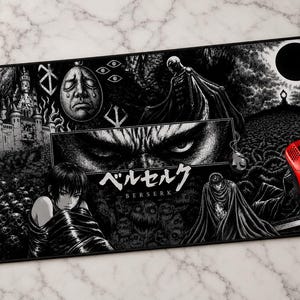 以下が含まれることがあります： 城、泣いている顔、黒い太陽、キャラクターなど、ベルセルクの緻密な漫画イラストが描かれた長方形の白黒デスクマット。中央には「ベルセルク」と「BERSERK」の文字がプリントされています。右側には赤いコンピュータマウスが置かれています。