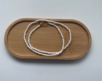 collier de perles de rocaille blanches