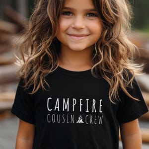 Camiseta de primos para fogatas, camiseta de campamento para primos a juego, camiseta para niños pequeños, camiseta de reunión familiar, ropa de verano para campamento de aventura al aire libre y cabaña