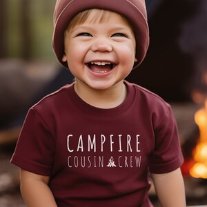Camiseta Campfire Cousin Crew, camiseta de campamento y cabaña para niños, aventura al aire libre, ropa de reunión familiar, camiseta infantil con tema de camping, camiseta gráfica