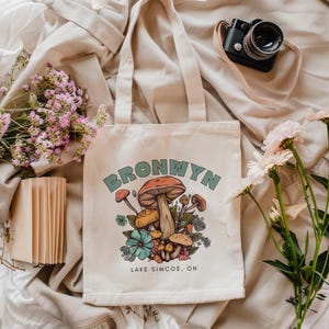 Sac fourre-tout personnalisé avec nom personnalisé pour enfants dans un camp de chalets, sac de bibliothèque scolaire cadeau Fourre-tout personnalisé avec nom pour enfant, sac cadeau mignon sac fourre-tout mignon cottagecore