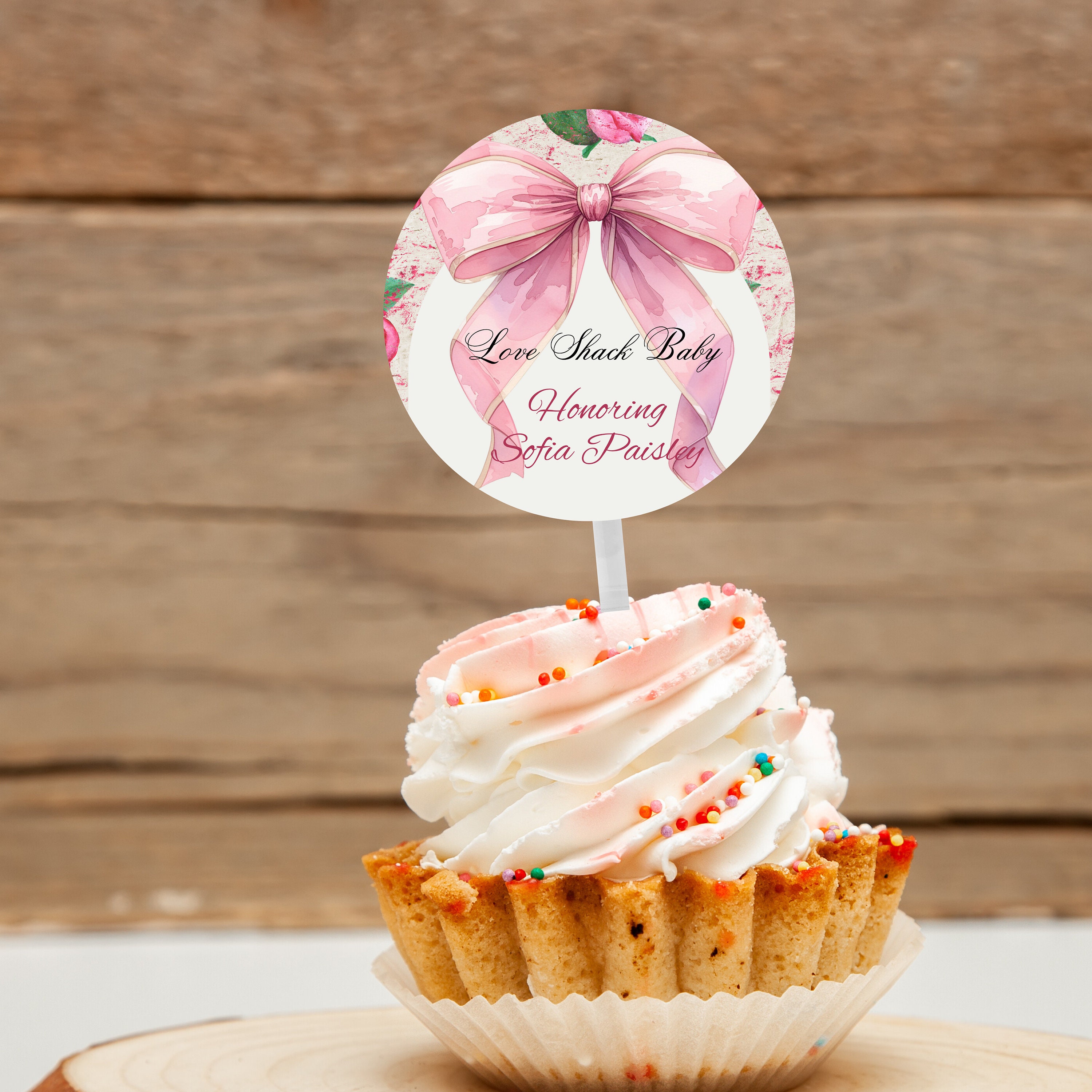 Love Shack Baby カスタム名入りカップケーキトッパー ピンク リボン 花柄 コケット ベビーシャワー グランド ミレニアル プレッピー デコレーション コテージコア