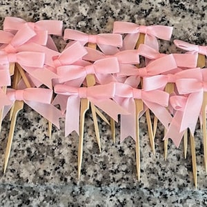 Różowe, czerwone, jasnoniebieskie lub bordowe ozdoby na babeczki z kokardką, na baby shower, na urodziny, na wieczór panieński, na wieczór panieński