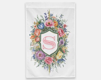 Peut inclure: Un drapeau de jardin blanc avec un écusson vert et or orné d'une lettre "S" rose entourée d'une couronne de fleurs aquarelle dans des tons de rose, violet, jaune, bleu et orange.