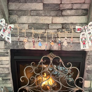 Bailarina cascanueces, bailarina de ballet, espacio pequeño, barra de café, escritorio de dormitorio, sala de profesores, decoración navideña, guirnalda de recuerdo