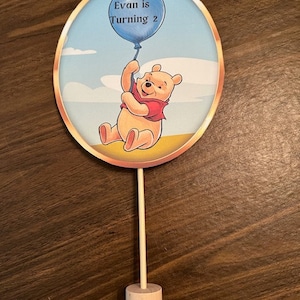 Nom et âge personnalisés de Winnie l'ourson ou décoration de table ou décoration de fête de gâteau vierge