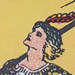 Puede incluir: Ilustraci&oacute;n de una persona mirando hacia arriba, con una prenda estampada en blanco y negro. La persona tiene cabello oscuro con acentos verdes y negros, y un elemento decorativo rojo y marr&oacute;n. El fondo es amarillo.