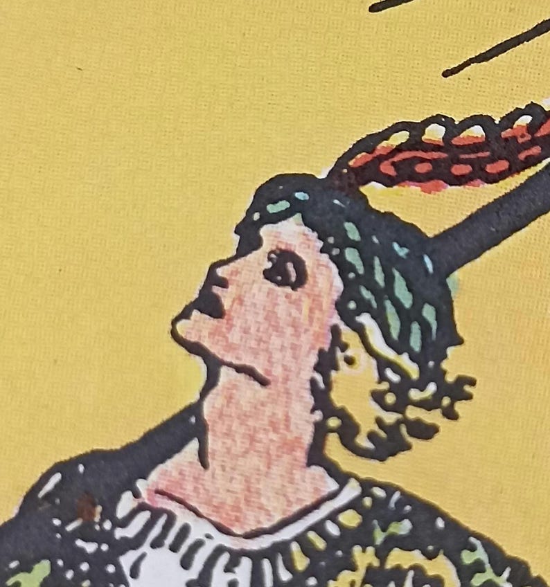 Puede incluir: Ilustraci&oacute;n de una persona mirando hacia arriba, con una prenda estampada en blanco y negro. La persona tiene cabello oscuro con acentos verdes y negros, y un elemento decorativo rojo y marr&oacute;n. El fondo es amarillo.