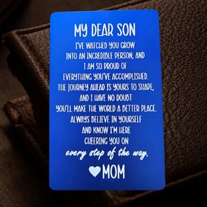 Tarjeta de billetera hecha a mano para hijo – Recuerdo de aluminio personalizado – Mensaje de amor y apoyo de mamá grabado con láser