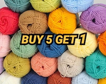 Può includere: Una collezione di gomitoli di lana colorati in varie tonalità, tra cui blu, verde, giallo, rosa e marrone. Il testo "BUY 5 GET 1" è visualizzato in grassetto, in nero con un contorno giallo. Ideale per progetti di maglieria e uncinetto.