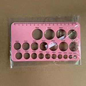 Può includere: Guida alle dimensioni del cerchio in plastica rosa con misure in millimetri da 10 mm a 30 mm.