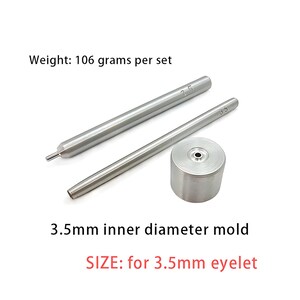 May include: A silver-colored metal eyelet setting tool set consisting of two long cylindrical rods and one cylindrical base mold. The components are marked with 3.5, indicating a 3.5mm inner diameter mold for 3.5mm eyelets. The total weight is 106 grams.