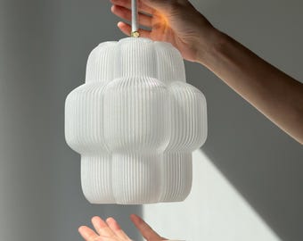 Luminária pendente orgânica pequena branca, iluminação escultural minimalista, luminária de teto moderna, decoração estética para casa.