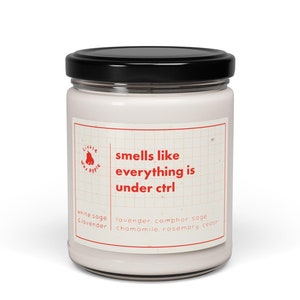 Może przedstawiać: Biały słoik ze świecą z czarną pokrywką. Etykieta głosi "smells like everything is under ctrl" i wymienia zapachy: biała szałwia i lawenda, lawenda, szałwia kamforowa, rumianek, rozmaryn, cedr.