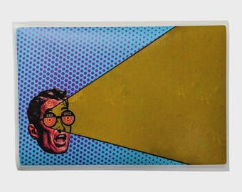 Op de afbeelding: Een afbeelding in pop-artstijl met een man met X-Ray Specs. Het gezicht van de man is rood en hij draagt een bril met de woorden "X-RAY SPECS". De achtergrond is verdeeld in blauwe stippen en een gouden driehoek.