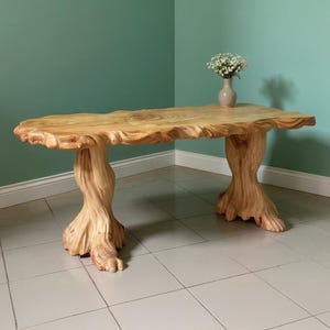 Massivholz schnitzen Couchtisch handgeschnitzt Live Edge Tisch skulpturales Holz Esstisch Herzstück niedriger Einstieg rustikales Wohnzimmer Dekor