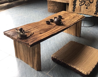 天然無垢材のコーヒーテーブル、木の幹、節のある木製サイドテーブル