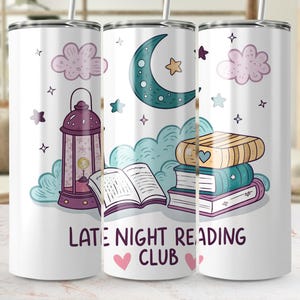 Könnte beinhalten: Weißer Becher mit einem skurrilen Design mit einer Laterne, Büchern, einem Halbmond, Sternen und Wolken. Der Text "LATE NIGHT READING CLUB" wird mit Herzakzenten angezeigt, ideal für Bücherliebhaber.