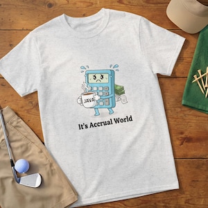 Es ist Accrual World Digitales T-Shirt PNG, lustiger Buchhalter Taschenrechner, Java Kaffee Finazstimmung, Steuersaison DTF Design, Bürostress