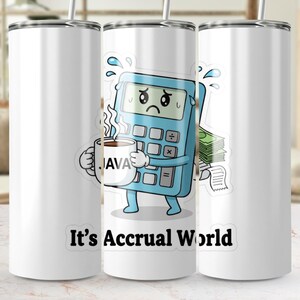 Puede incluir: Vaso de acero inoxidable blanco con un personaje de calculadora de dibujos animados sosteniendo una taza de café con la palabra "JAVA". La calculadora tiene una expresión estresada, con dinero y un recibo. El texto "It's Accrual World" está debajo.