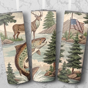 Puede incluir: Tres vasos de acero inoxidable con un diseño temático de la naturaleza. El diseño presenta un ciervo, un pez saltando, una bandera estadounidense, pinos y una escena de río. Los vasos son ideales para los amantes del aire libre.