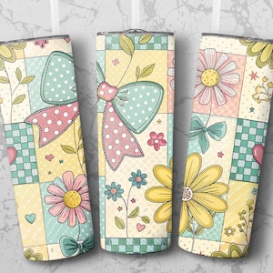 Puede incluir: Tres vasos aislados con un diseño de patchwork con lazos, flores y corazones en colores pastel. Los vasos tienen una combinación de colores amarillo claro, rosa y azul, con una mezcla de lunares y estampados florales.