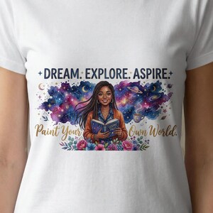 Sueña, explora, inspira PNG, Mujer negra leyendo, Diseño de camiseta Cuentos cósmicos, Arte digital de galaxia en acuarela, Chica lectora empoderada