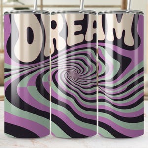 以下が含まれることがあります： サイケデリックなデザインのステンレススチールタンブラー3個セット。「DREAM」の文字がクリーム色のレトロなフォントで上部に配置されています。デザインは、黒、紫、ミントグリーンの渦巻き模様のストライプが特徴です。各タンブラーには銀色のストローが付いています。
